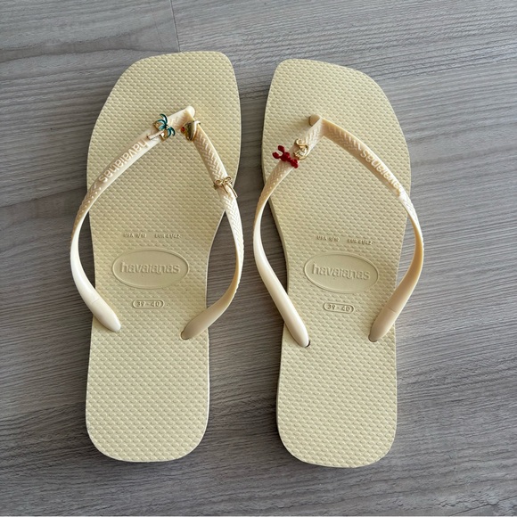 Havaianas Women's Square Toe Tan Sandals With Free People Charms - Picture 1 of 5